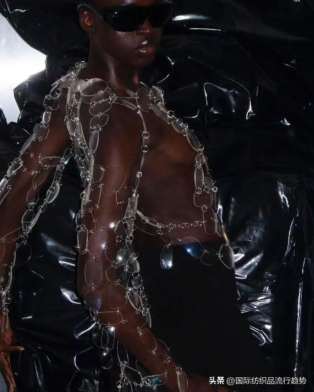 现实中的皇帝的新装,皇帝的新装设计