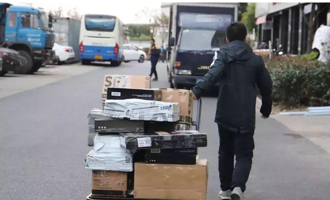 18年浙江快递小哥结识“亿万富豪”，帮送货险些倾家荡产，咋回事