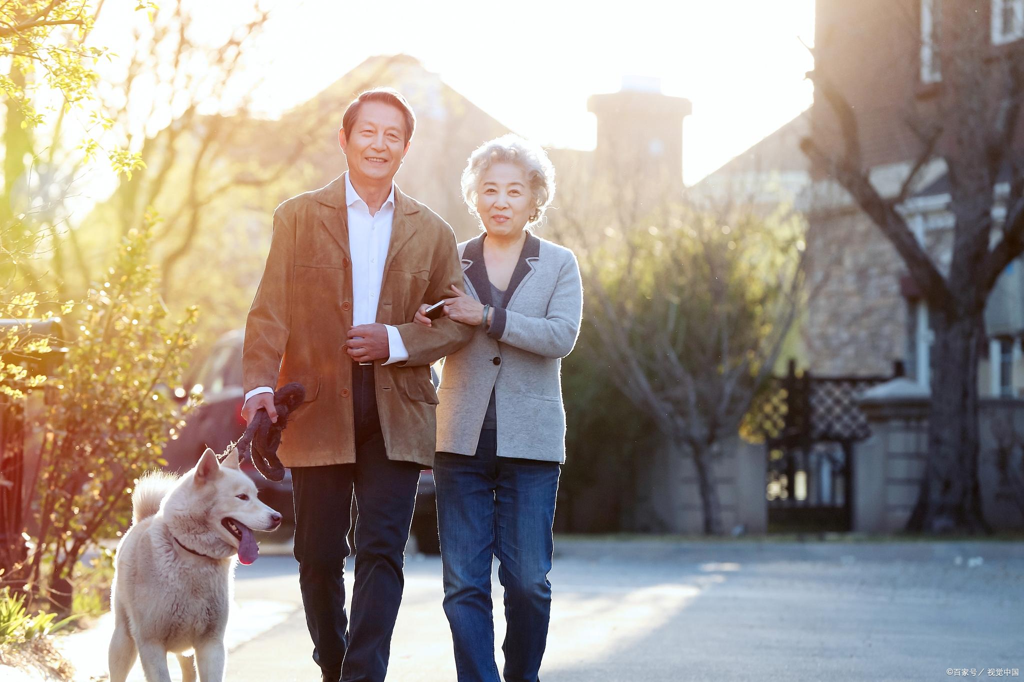 岳母生日全家去酒店庆祝,女婿偷偷买单溜走,拒绝再登岳父母家门