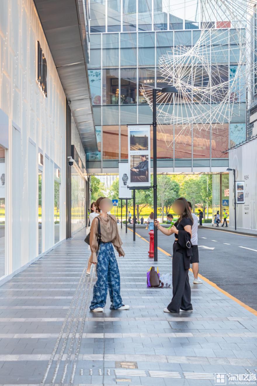 深圳人花式加班：酒吧里做方案、旅行时码PPT、除夕夜写报告……