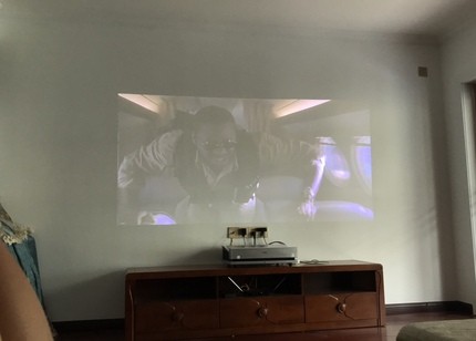 激光电视伤眼还是普通电视伤眼,三色激光电视伤眼吗