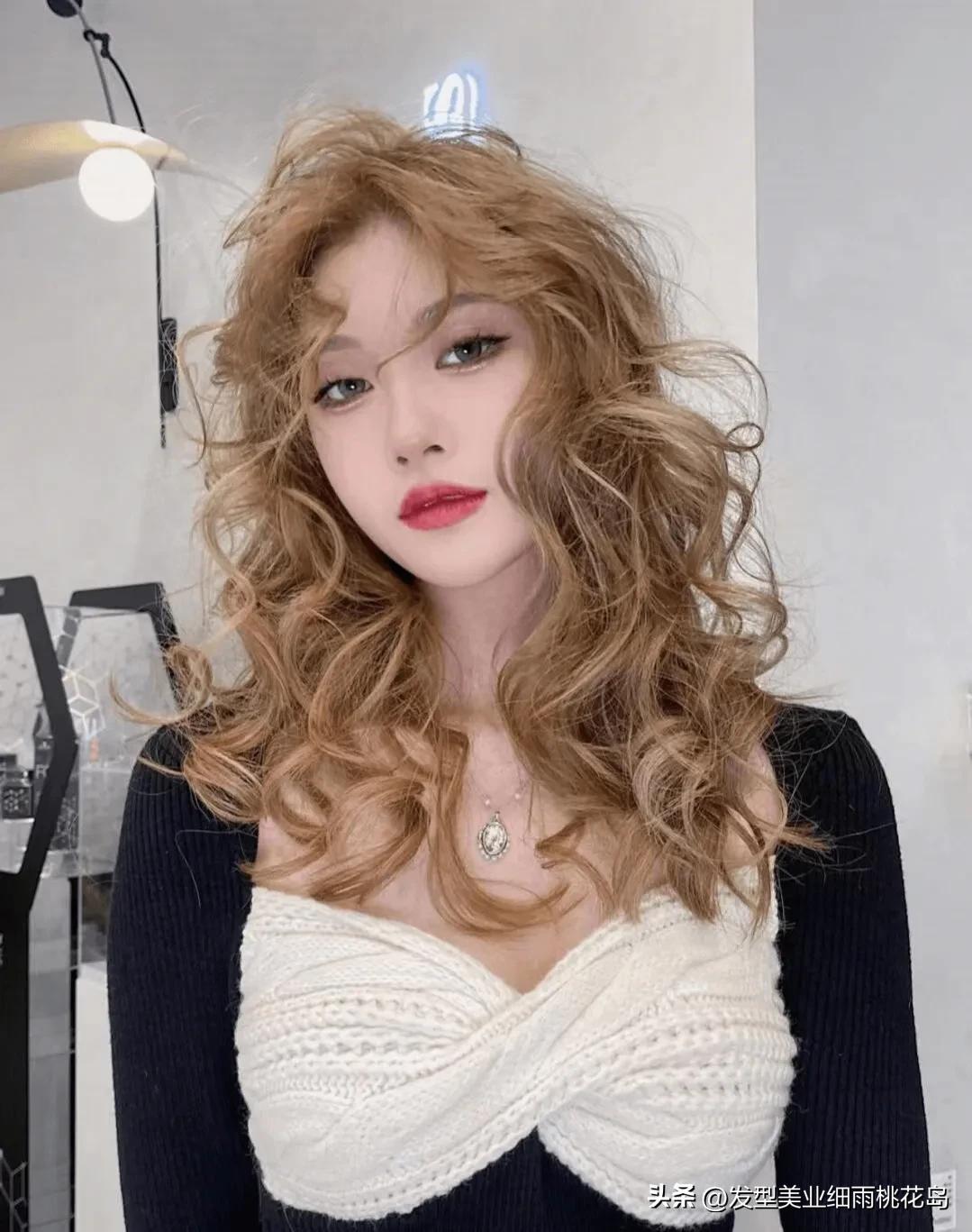 中年妇女中长发怎么烫好看,烫的中长发怎么扎好看