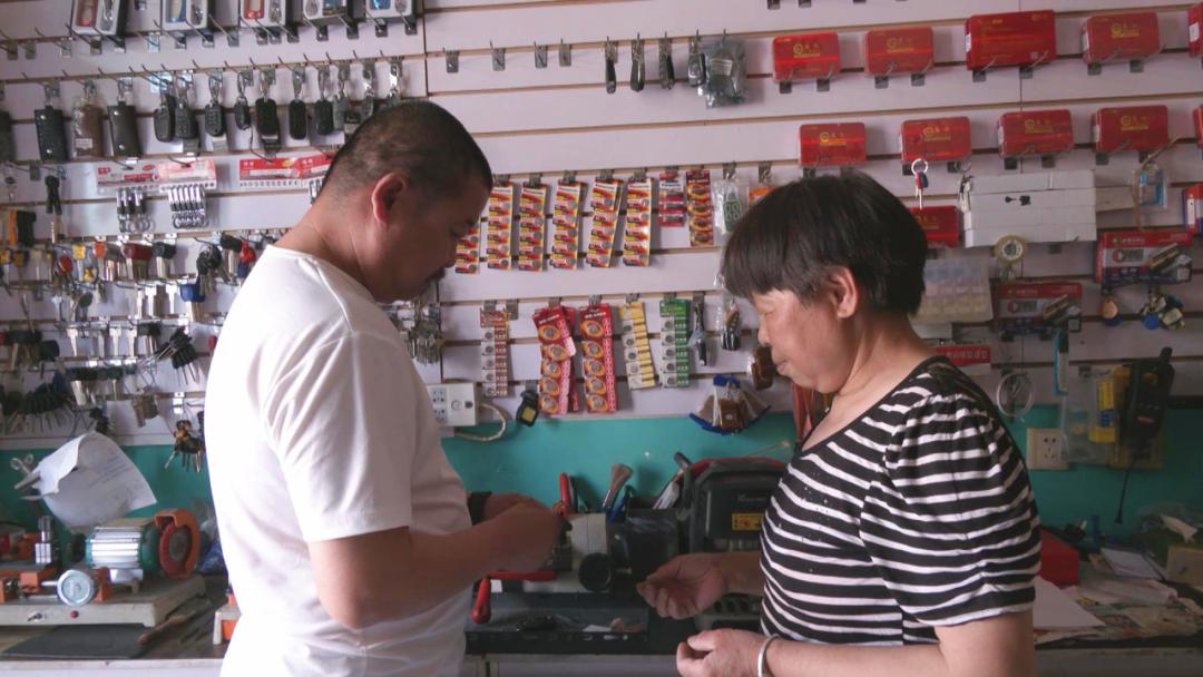 我为群众办实事为居民送轮椅,我为群众办实事救助精神病人