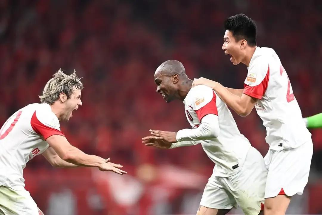 中超最新积分榜蓉城绝杀海港稳居第二山东泰山和北京国安进入前六