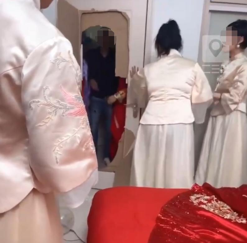 伴郎团接亲*力暴**破门，新娘发怒大喊，亲友：他们着急进门就把门踹烂了，司仪调节气氛后还是正常接亲