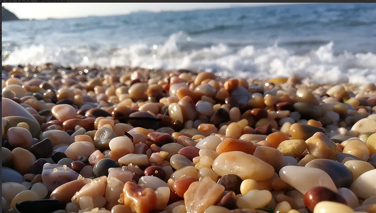 内蒙古五彩石现状,内蒙古湖泊干涸现五彩石