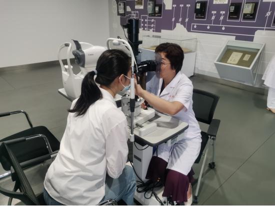 庆祝第六个中国医师节，中大医院举办惠民义诊活动