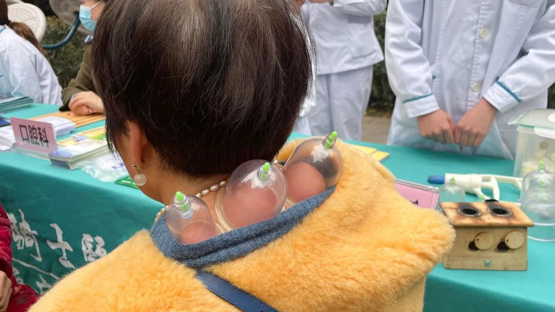 骑士医院白衣天使“化身”雷锋深入社区送健康