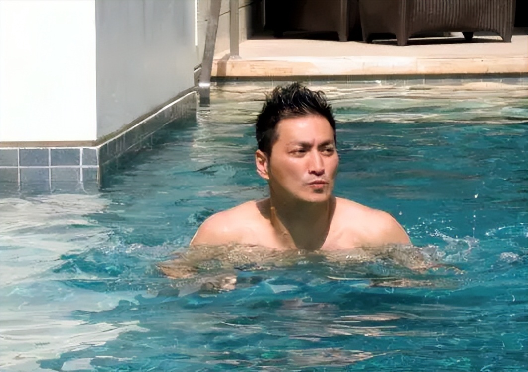 62岁何家劲有女儿吗,何家劲的一生年轻童年是怎么过的