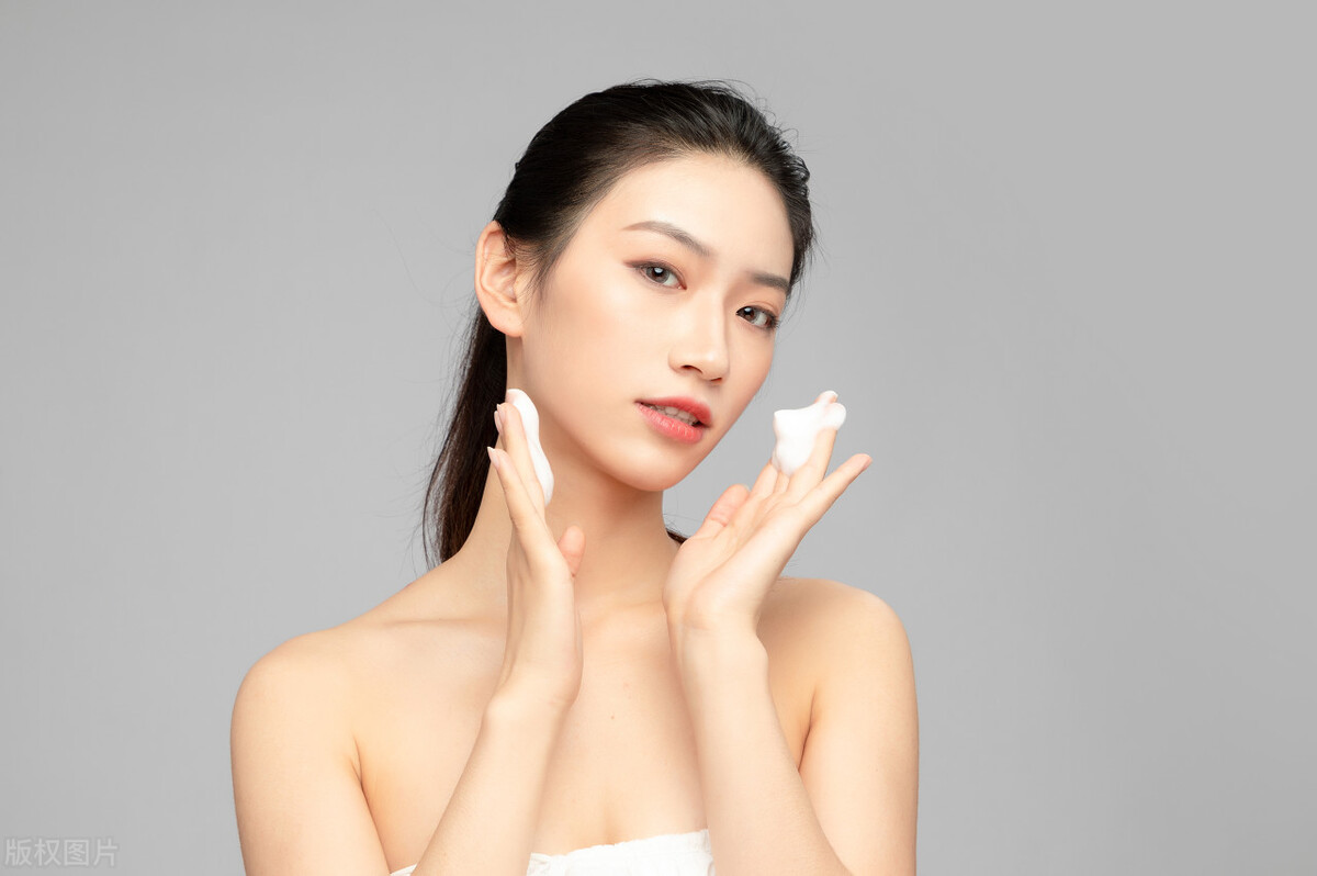晚上洗脸后要不要擦护肤品,洗脸后不擦任何东西怎样