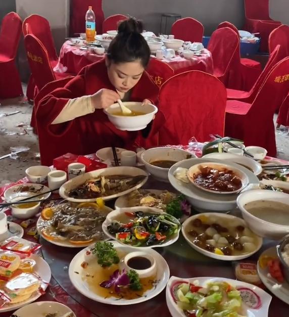 婚宴结束后新娘送娘家人坐车离开,婚宴结束送走亲友新娘孤独的哭了