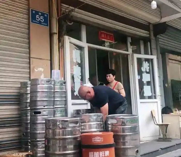 夏季解暑佳品扎啤,在炎热的夏天来一杯梅子酒