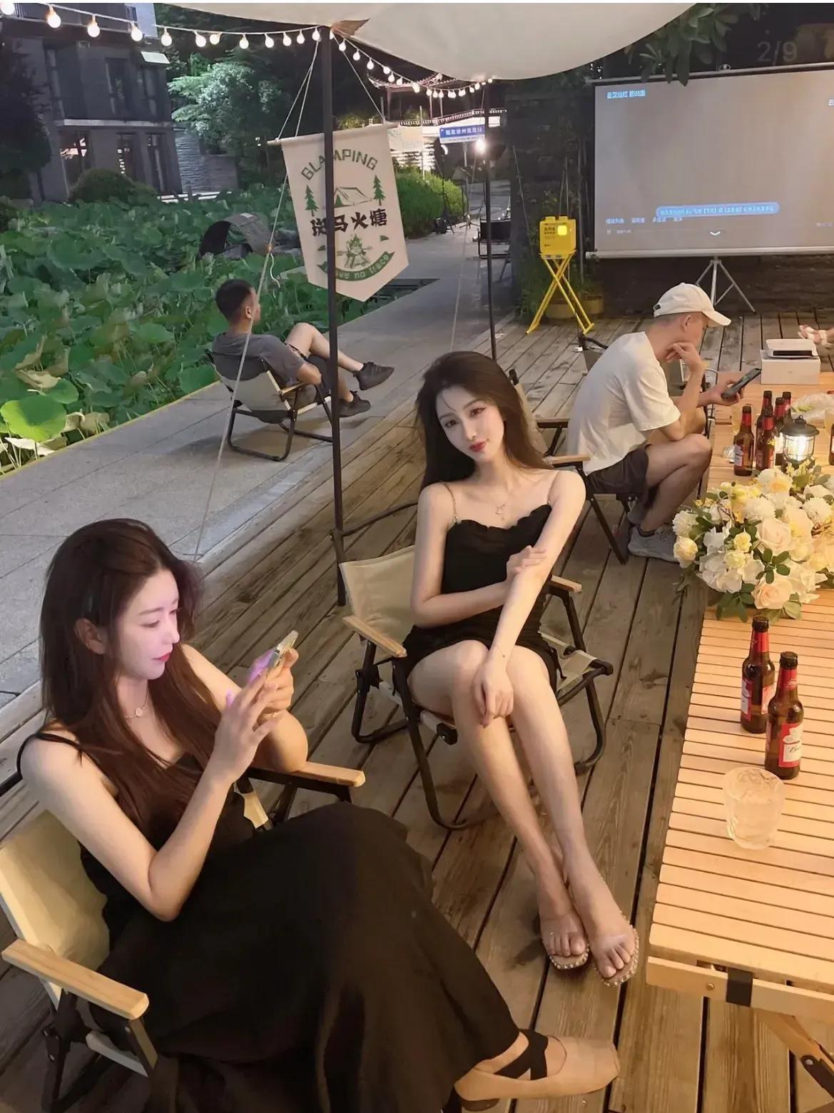 黑色衣服让女人高贵,黑色衣服气质女人