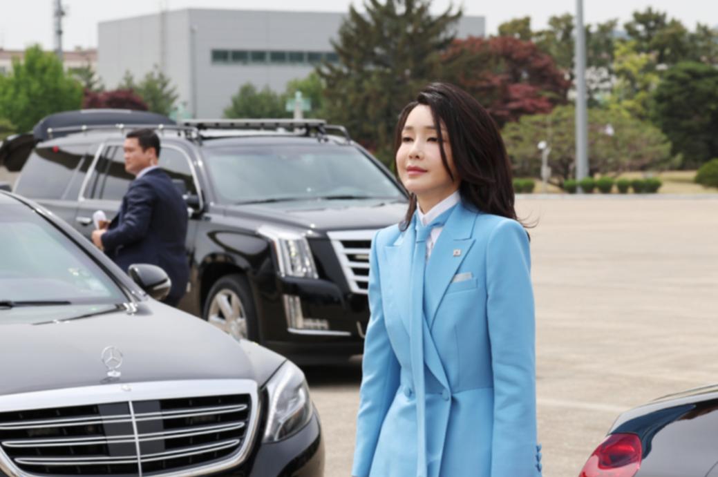 韩国第一夫人穿红色衣服,韩国第一夫人装扮