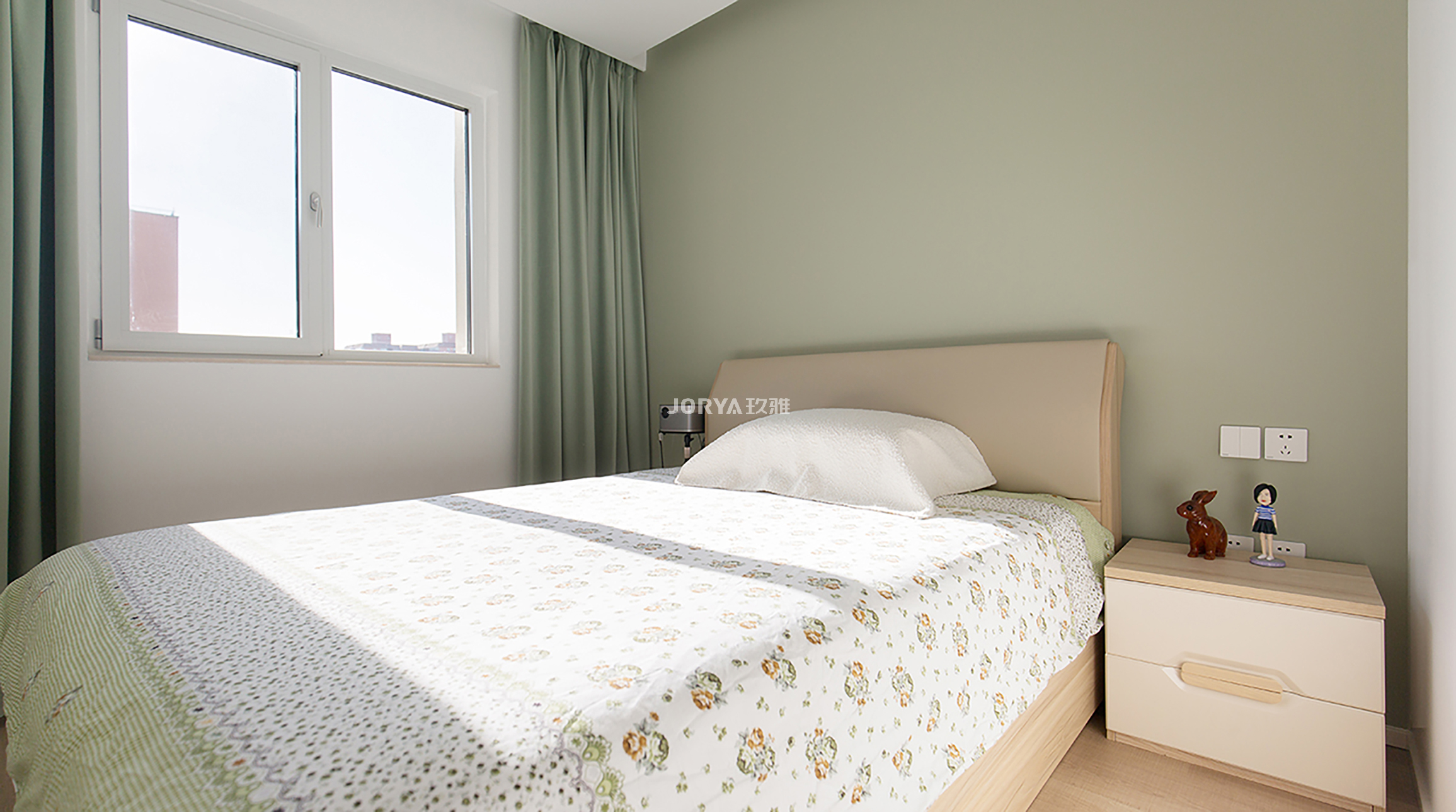 斜坡造型吊顶,斜坡屋顶木板吊顶