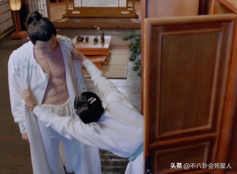 男人味也能“造假”？眉毛稀疏、画腹肌、贴鬓角，张艺兴差距最大