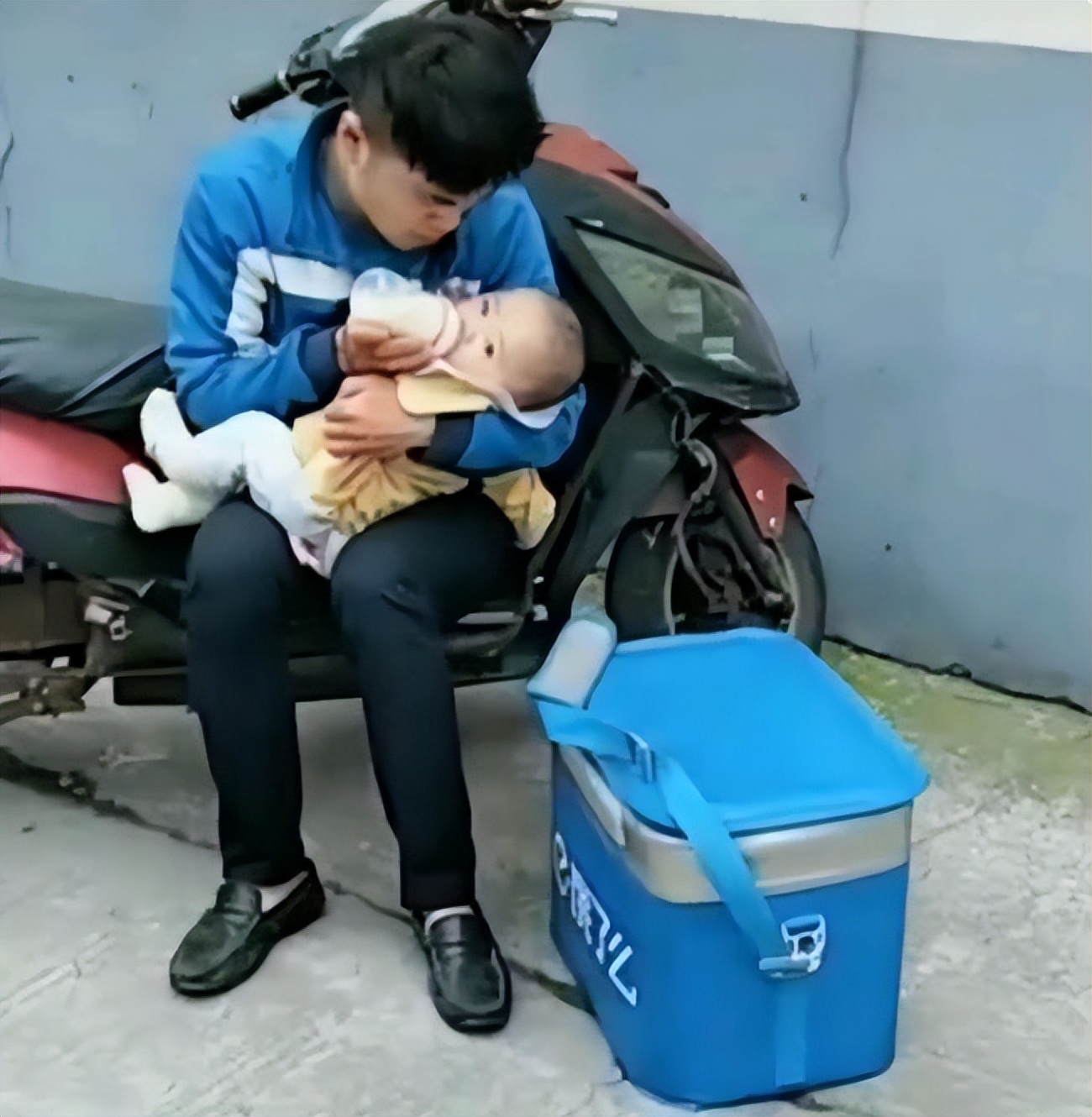 带女儿菲儿送外卖央视,安徽穷小子带女儿一起送外卖