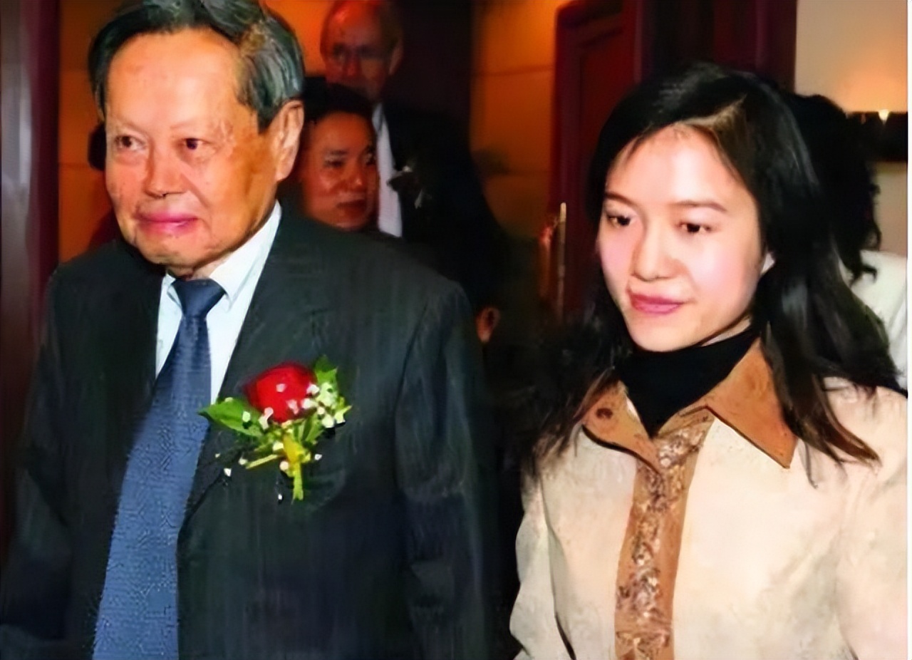 翁帆嫁给大自己54岁的杨振宁了吗,翁帆与杨振宁的婚姻生活曝光
