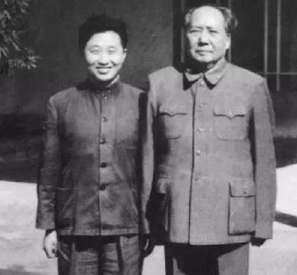 1976年，毛主席病重，还强撑着身体，安排*国锋华**处理唐山地震事宜