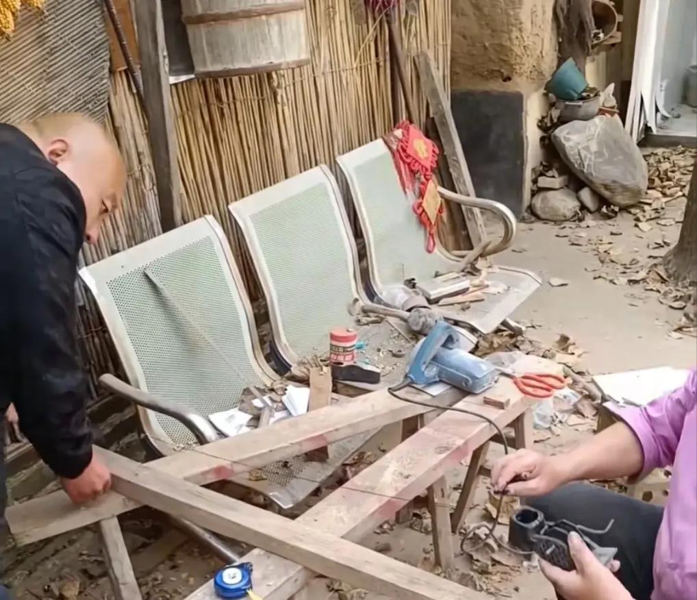 大衣哥出门被粉丝围了,大衣哥被堵门完整版