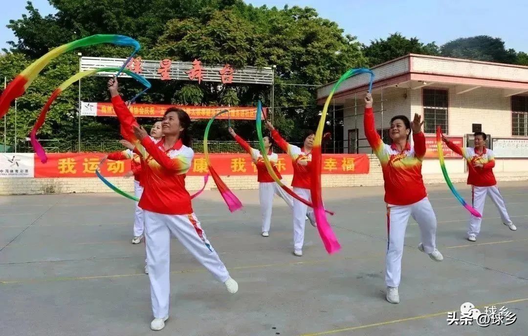 全民健身日太极进社区,健康服务进社区免费体检暖人心