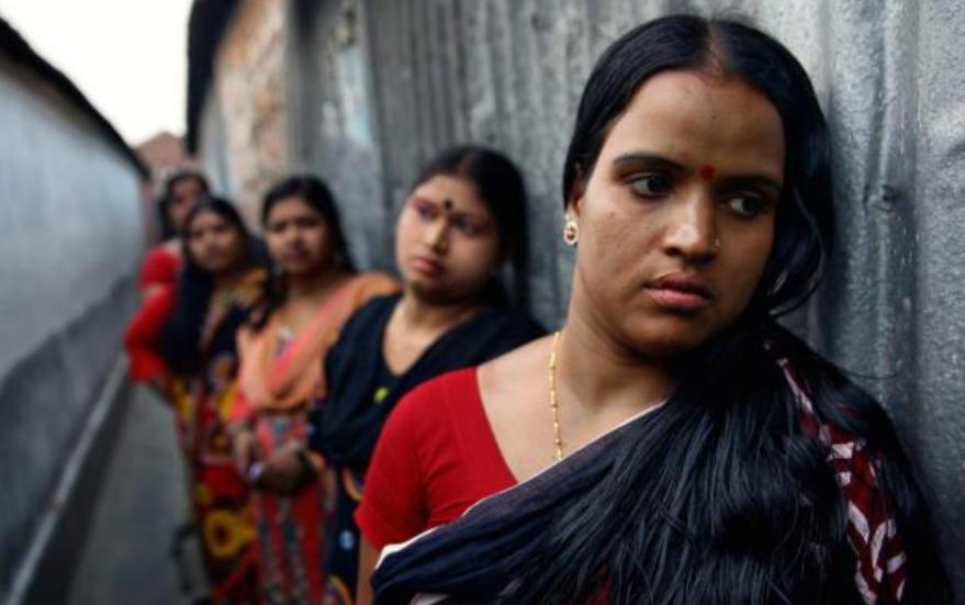 月经耽误工作怎么办？每年有10万印度女人割掉子宫，只为多挣钱！