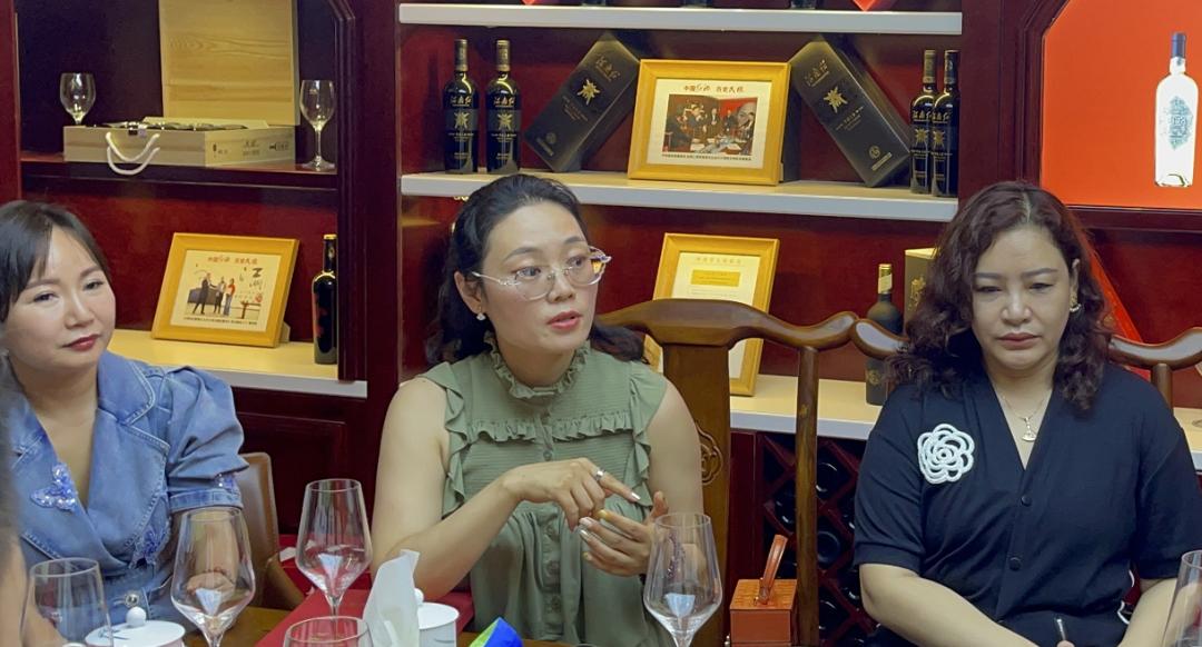 郑州女企业家协会副会长,潘刚天明民权葡萄酒有限公司