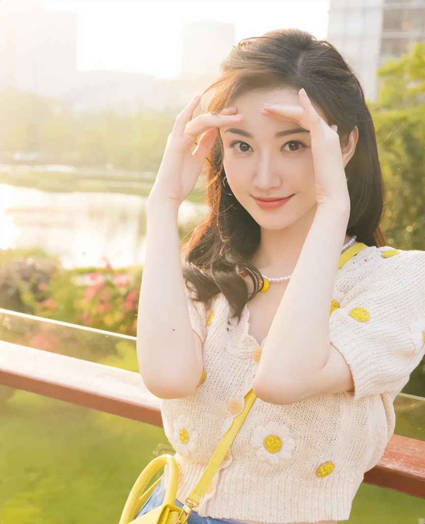 强捧不红景甜：坐拥3.5亿豪宅被张继科拒婚，资源逆天金主成谜