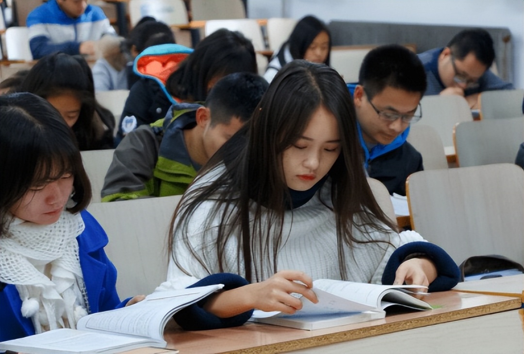 高颜值副校长王提走红，长相美艳大气身材好，学历更是羡煞旁人