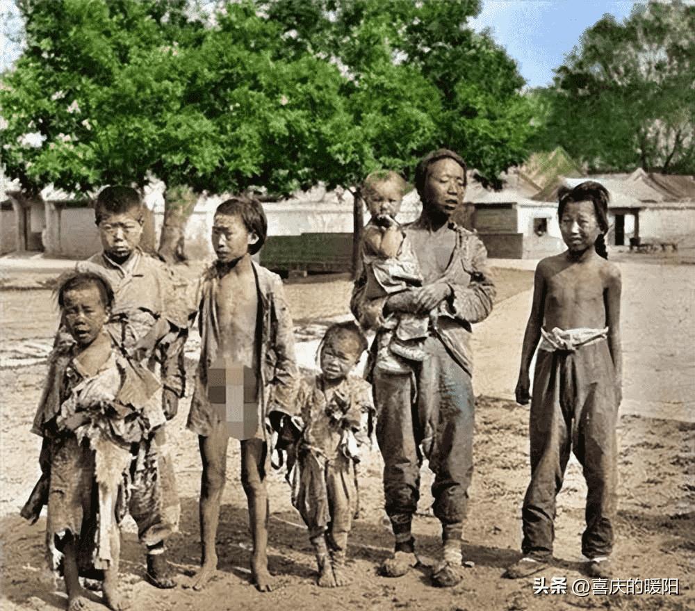 高清老照片：旗人格格大腿岔开豪放洗衣，地主三妻四妾不输女明星