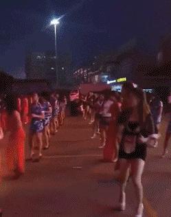 去足疗店按摩的时候遇到了自己的前女友，怎么样才能化解尴尬？哈