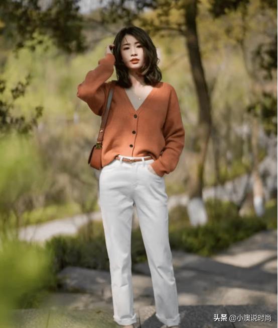 今夏超火的白裤子,究竟搭玛丽珍鞋还是小白鞋?穿对就很时髦
