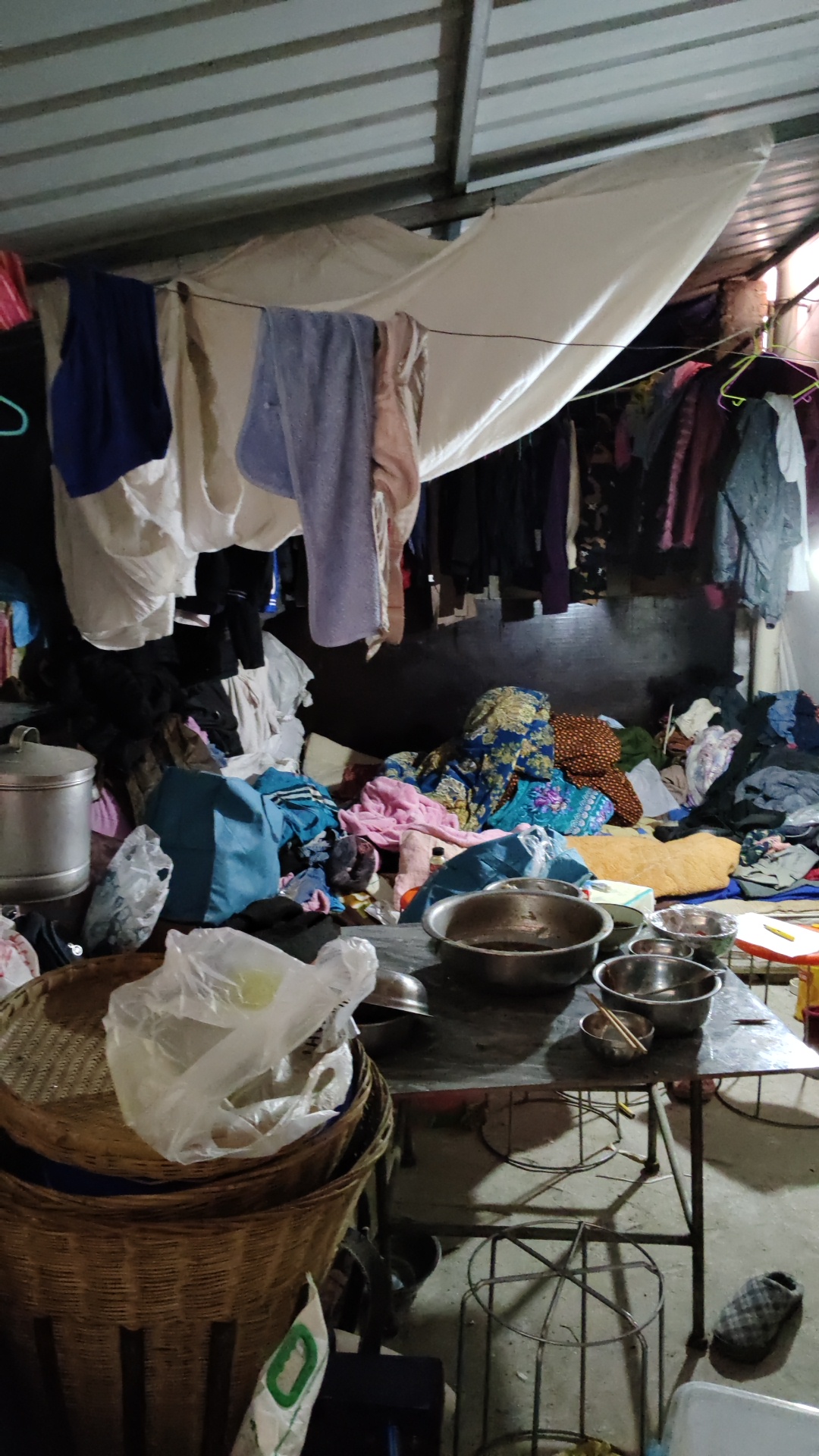 泸定地震三个月后：失联牧羊人和76只羊仍未找到，有村民失去年入几万的收入被迫租房，因物价贵一天吃2顿饭