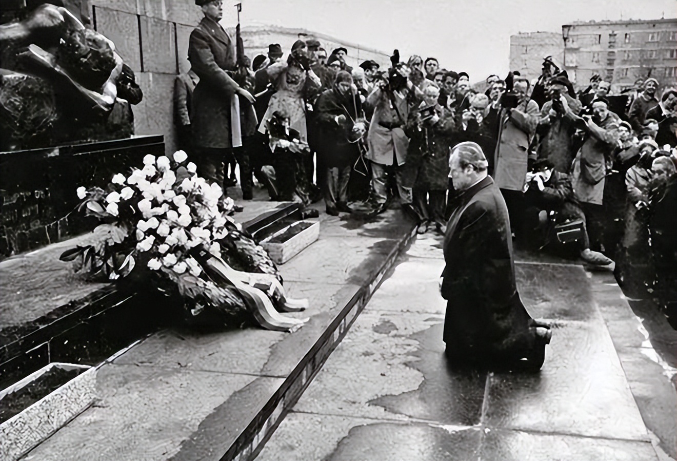 日本前首相鸠山由纪夫下跪视频,日本首相鸠山由纪夫下跪道歉