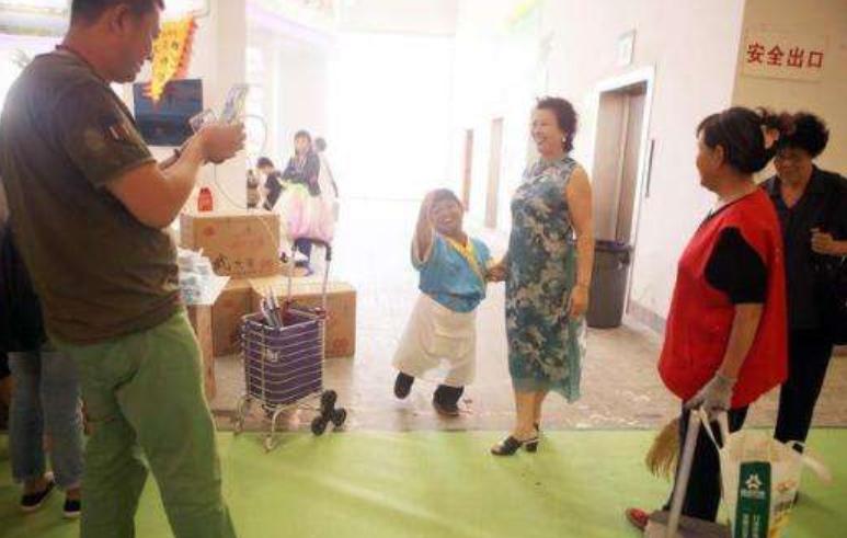 重庆残疾小伙卖白糕,重庆卖白糕富翁被杀