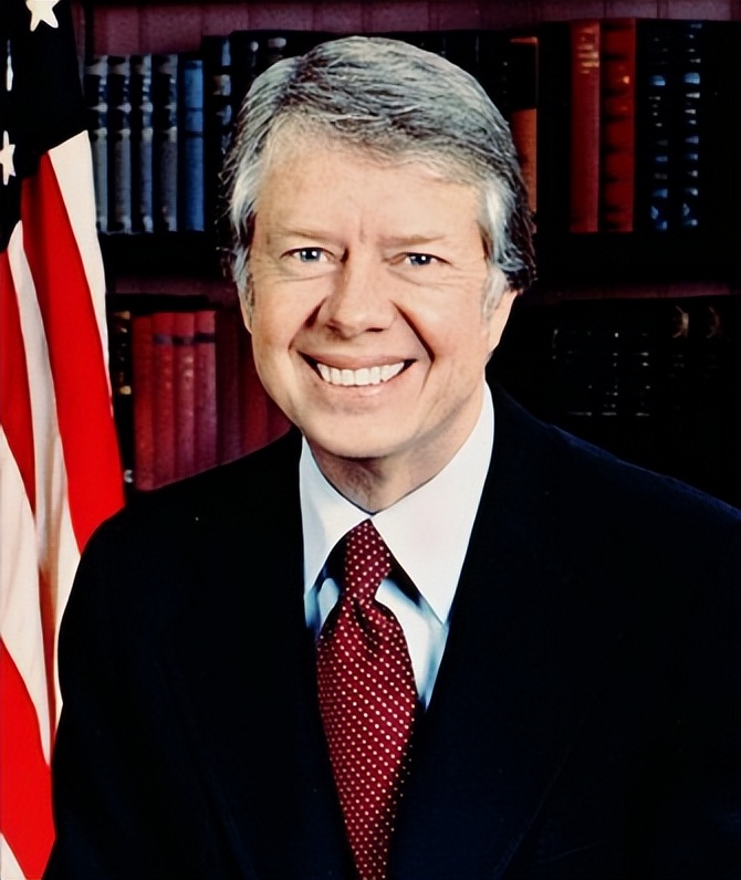 77年万斯访华，替美国抛出三个无理要求，邓公忍无可忍回怼10个字