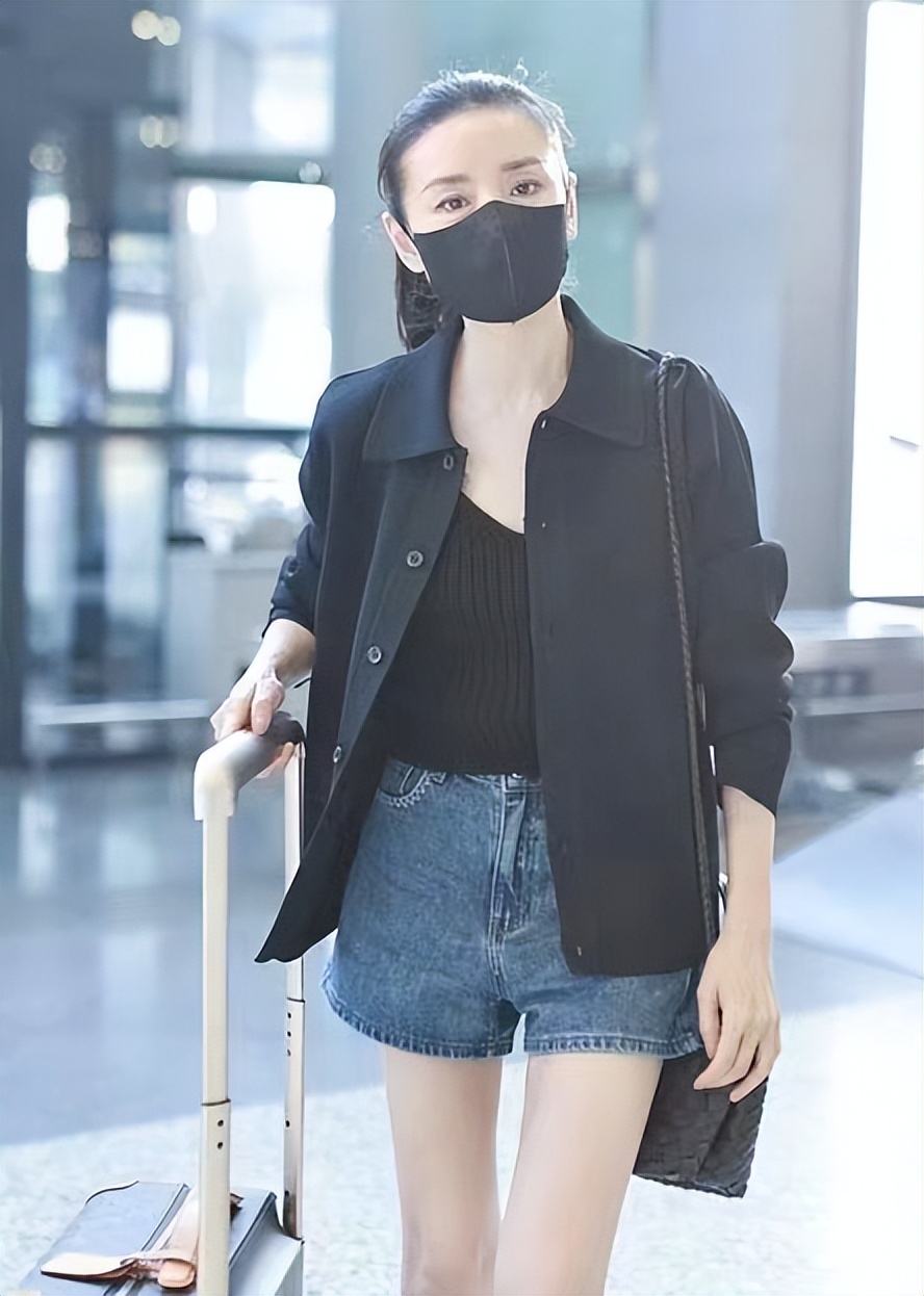 最新机场照董洁瘦到让人羡慕,董洁发福大腿粗