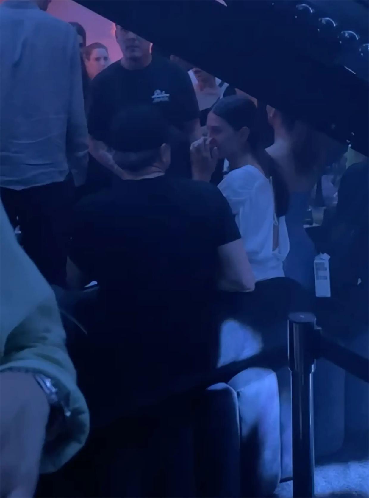 小李子办游艇派对女友庆生,小李子和朋友一起在游艇度假