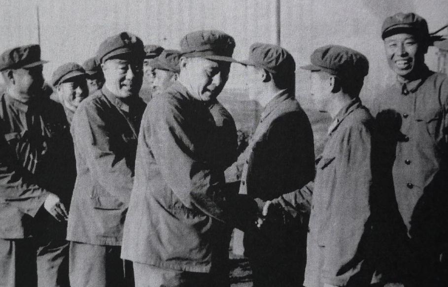 1985年裁军，昆明军区被撤，司令员张铚秀大感意外，政委：怎么办