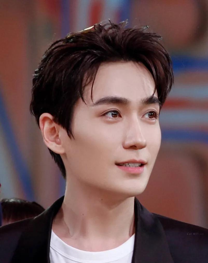 眼距宽却很好看的男明星,眼睫毛特别长的男明星