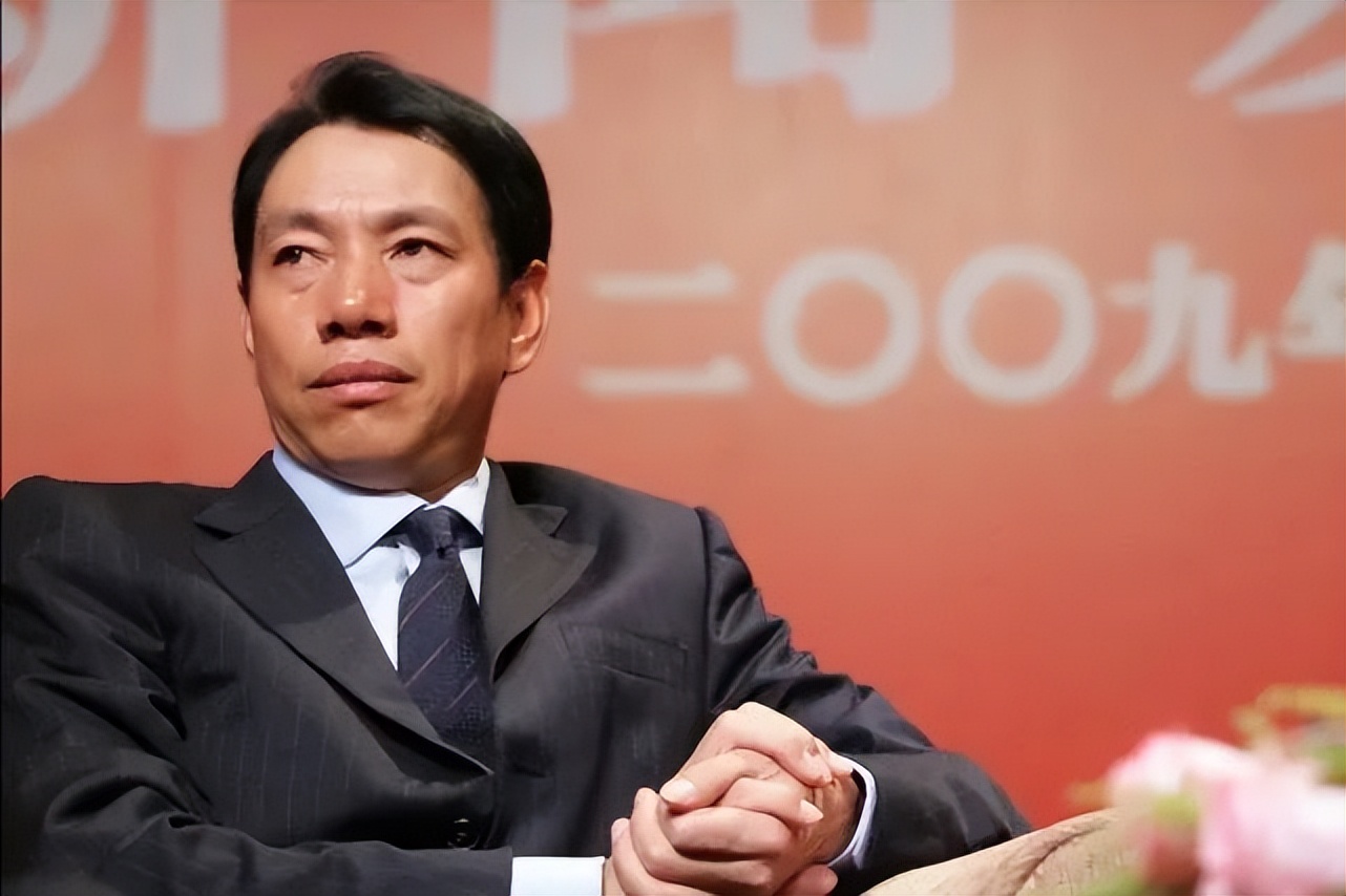 他小学没毕业，花10亿把“打工皇帝”招至麾下，600亿身价还*税逃**