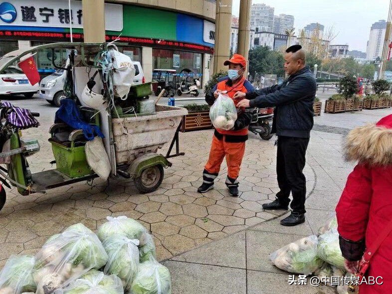 爱心蔬菜送环卫工,感恩蔬菜温暖环卫工人心