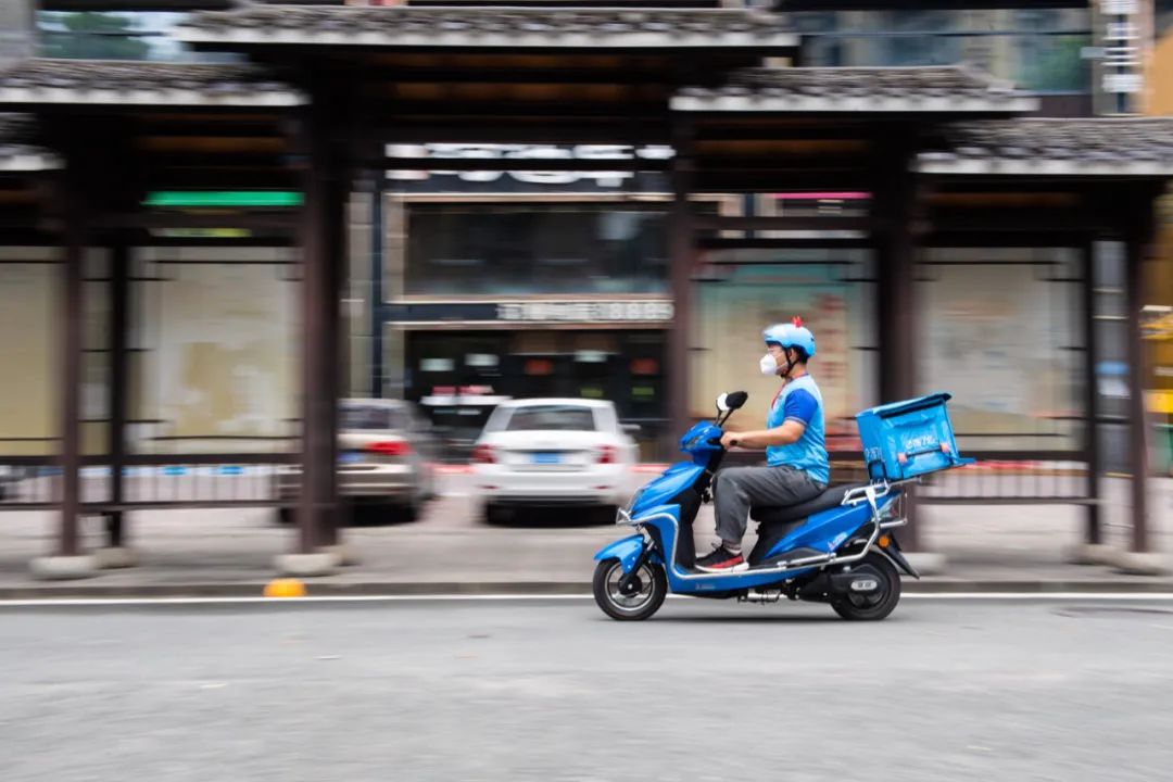 脱下长衫当了三个小时外卖小哥，我就落荒而逃了