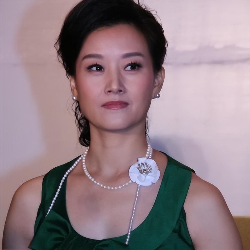 歌唱家*祖英宋**:和丈夫分居8年，39岁高龄产子，57岁身材好似少女