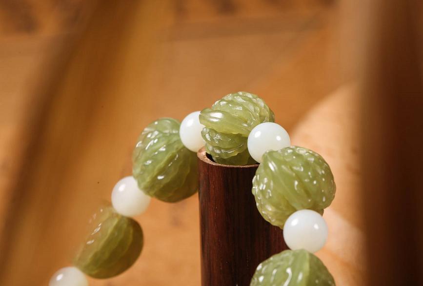 黄口料手串的价位,黄口料和田玉手串