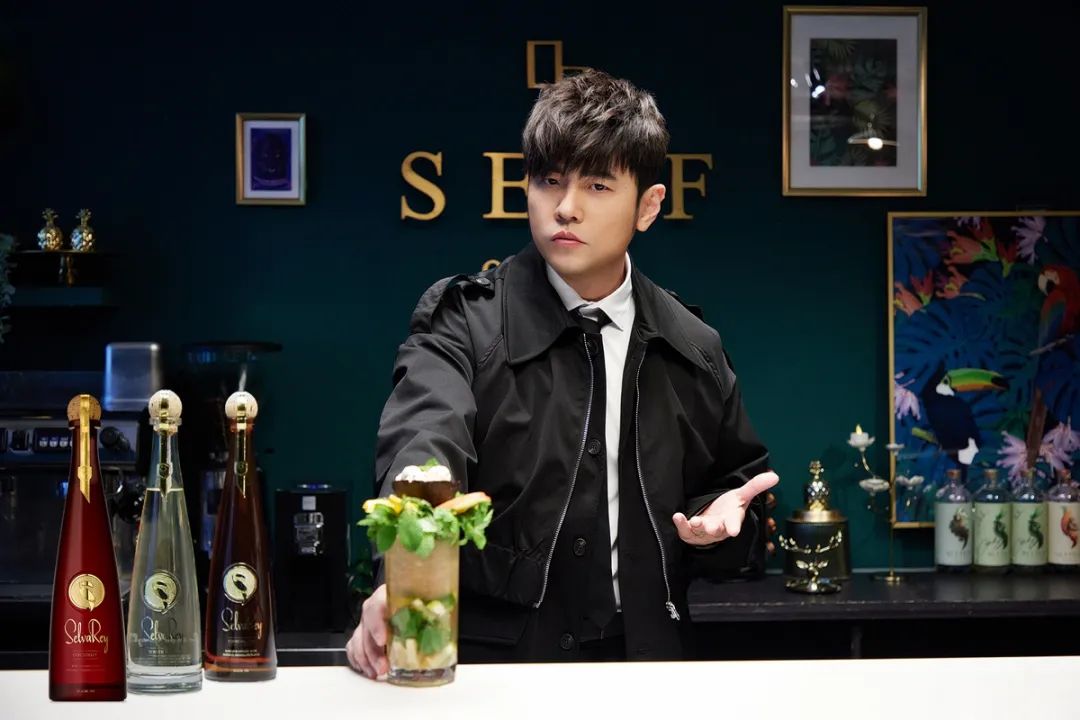 平平无奇一张合照，里面这个竟然价值百万！