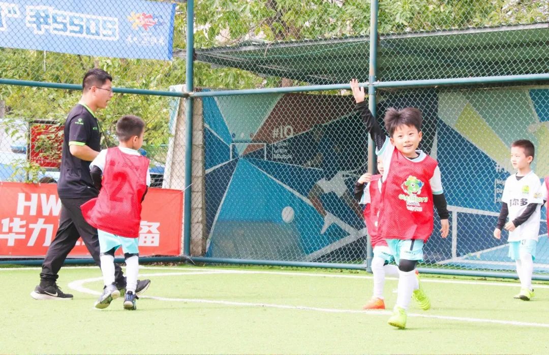 足球亲子嘉年华活动方案,足球嘉年华亲子作品