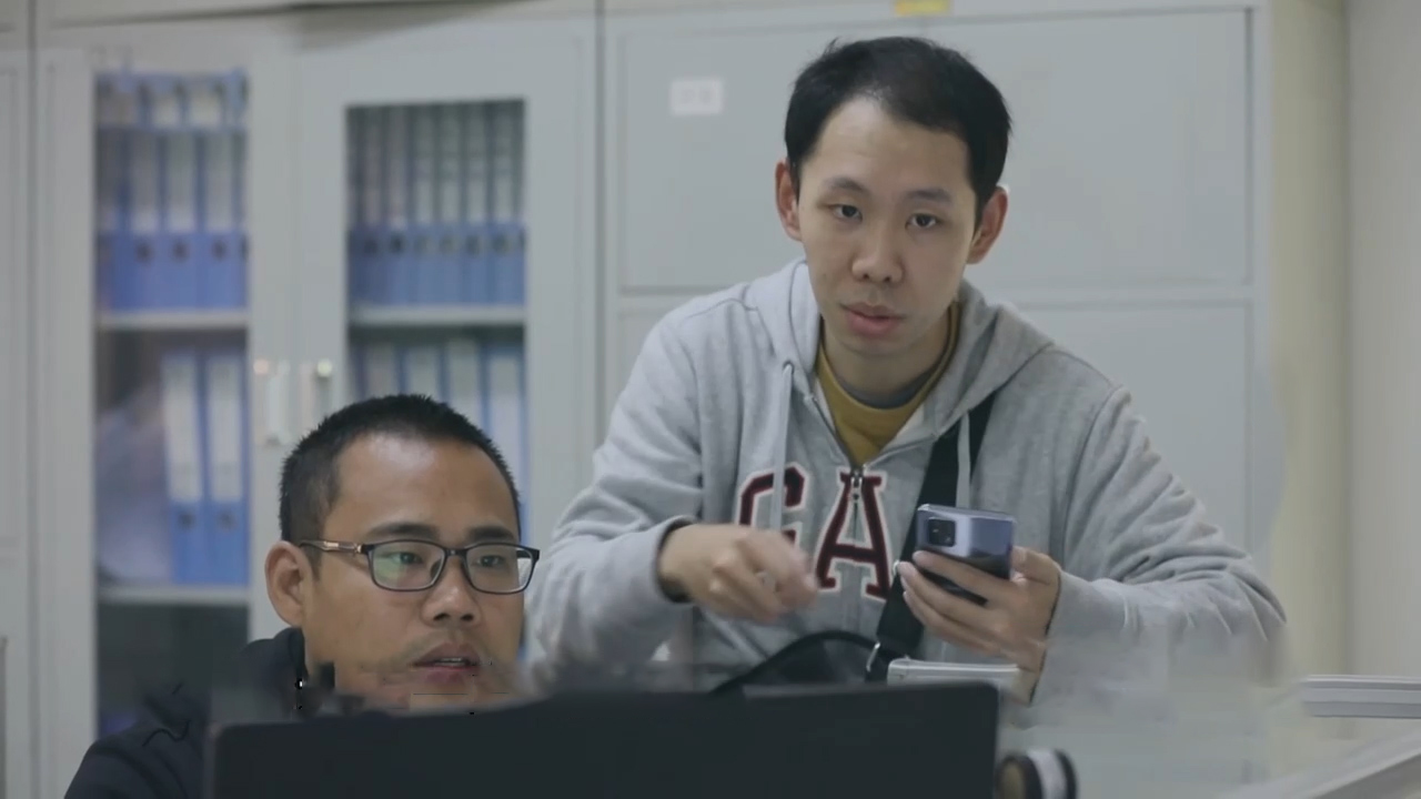 21年湖北修车老板生意惨淡，却开豪车买奢侈品，调查揪出惊人内幕