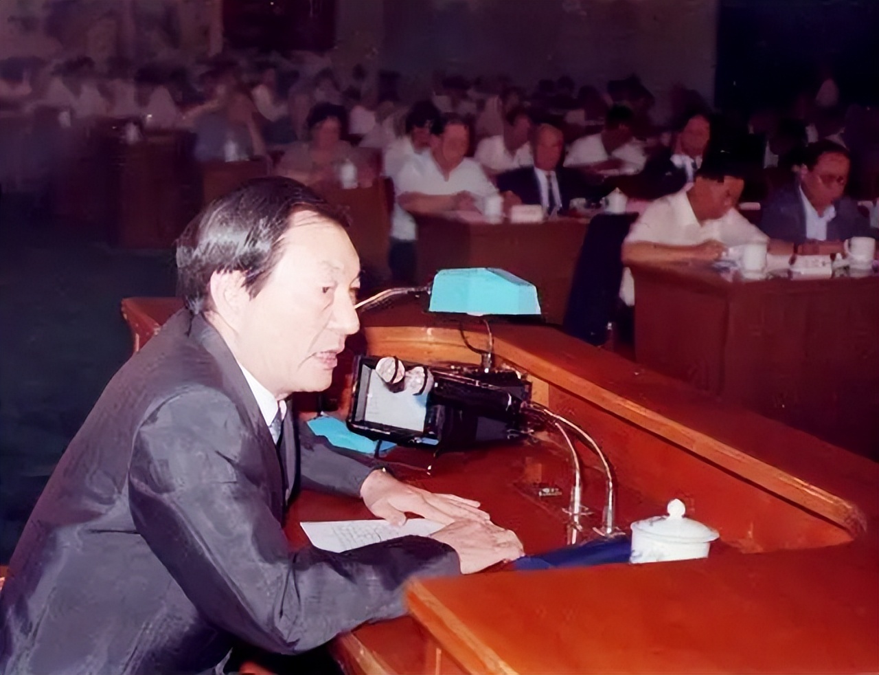 88年*镕基朱**自我批评：作为上海市长我不是最佳，比江*民泽**差得很远