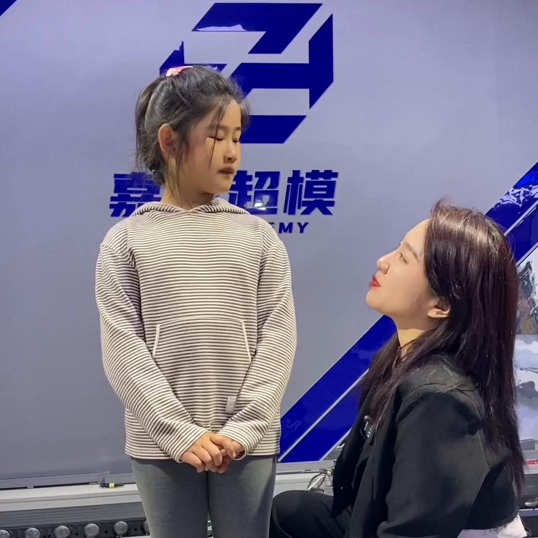 矫正腿型关晓彤,怎么调整小孩腿比例